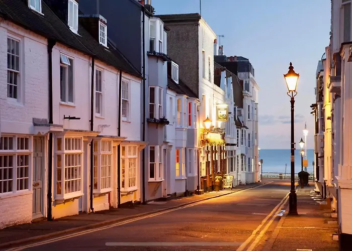 Charming 2-Bed Seaside Cottage - Moments From Brighton Beach & Pier