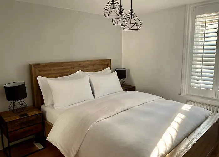 Charming 2-Bed Seaside Cottage - Moments From Brighton Beach & Pier