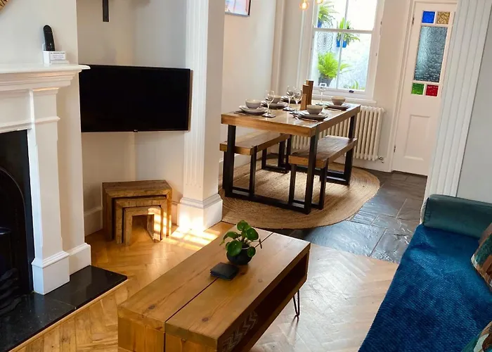 Charming 2-Bed Seaside Cottage - Moments From Brighton Beach & Pier